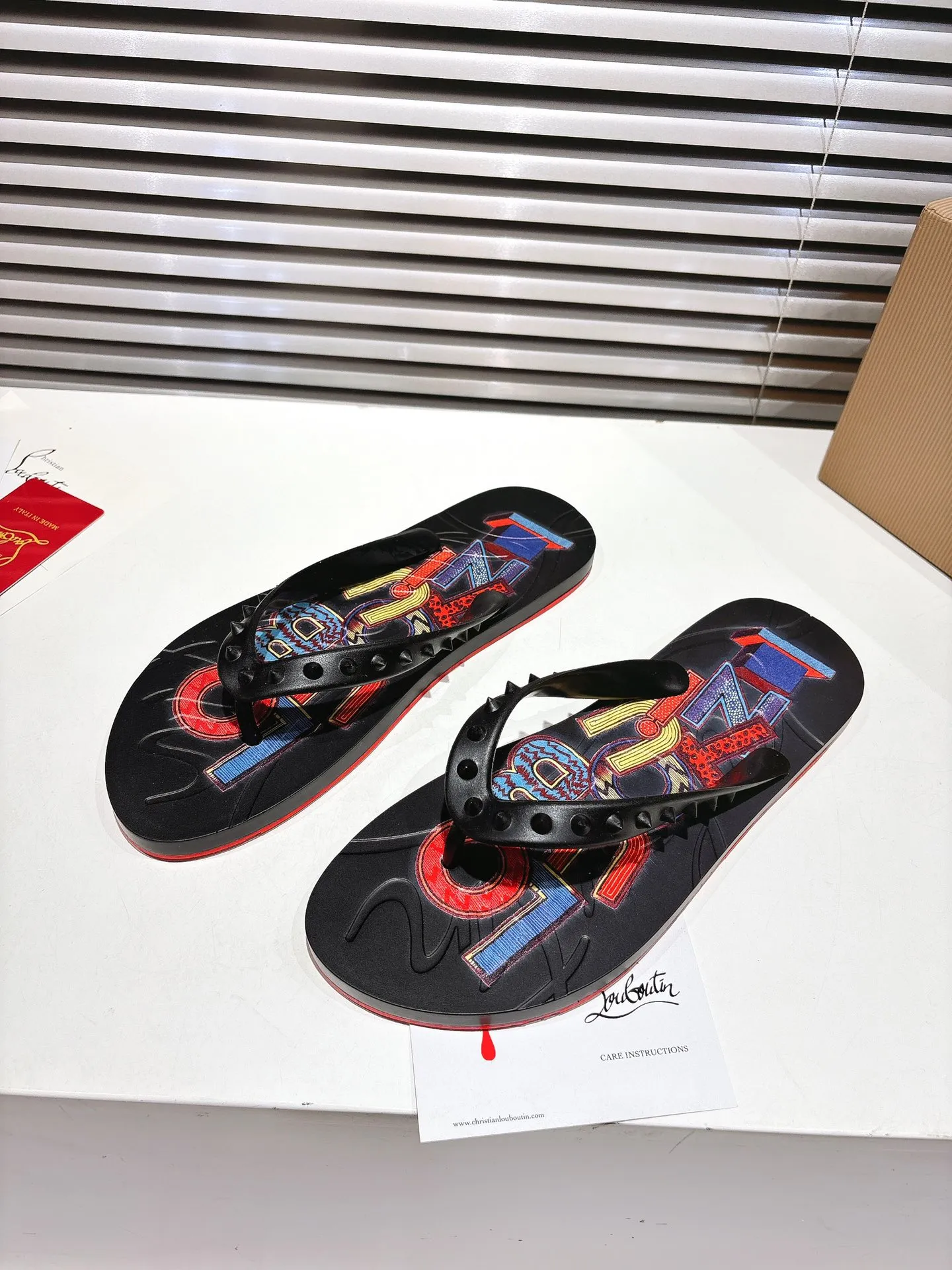👟👟Ex-factory price 300👟👟 ╔Flip-flops black print╗ (yellow box packaging) ·Top version customization·2025𝐬𝐬 𝑪𝒉𝒓𝒊𝒔𝒕𝒊𝒂𝒏 𝑳𝒐𝒖𝒃𝒐𝒖𝒕𝒊𝒏 ▪️No matter the last shape, fabric, diamonds, nails, lining, outsole, they are as close as possible to ZP... ▪️The original sole is specially provided by the original factory ▪️The lining is imported water-dyed cowhide ▪️Private customization time is about 3-7 days —————— Size: Men's 37M-46M